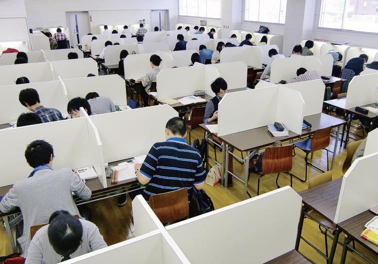 自習室で勉強する学生たち
